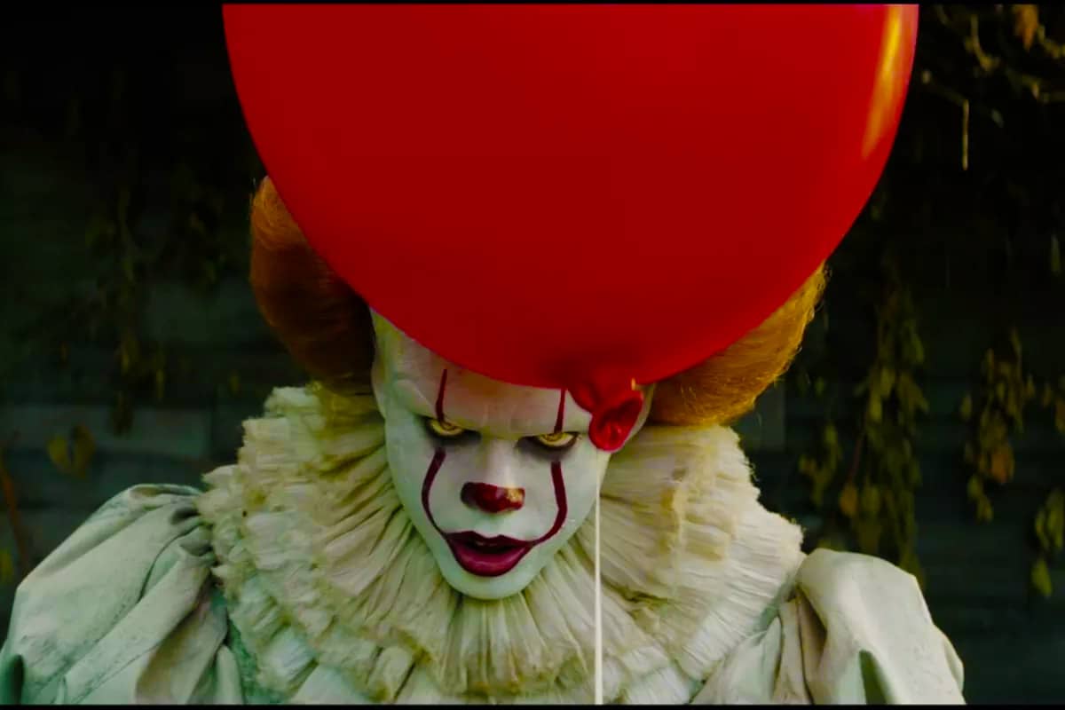 There Is More Than One Creepy Clown In The New Trailer For Stephen Kings It